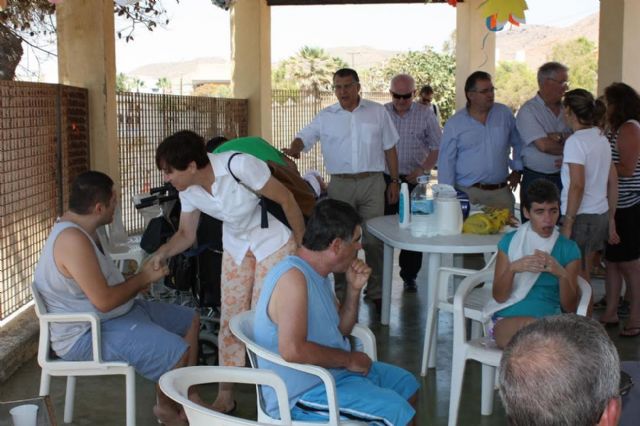 Cerca de 200 discapacitados pasan el verano en el centro Las Colonias en Isla Plana