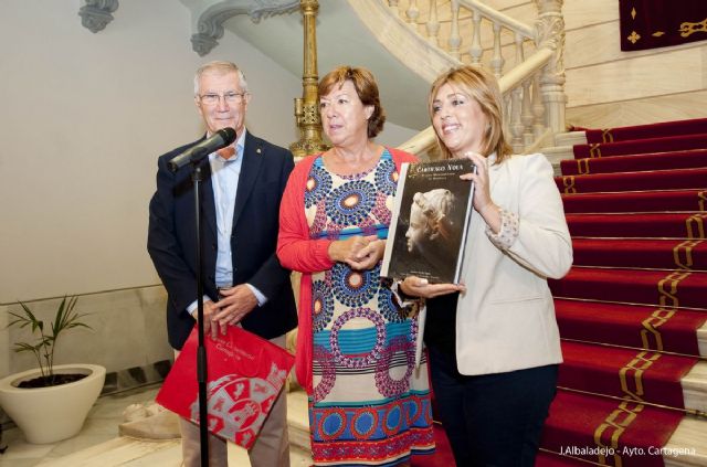 La alcaldesa da la bienvenida a los mayores de Novelda
