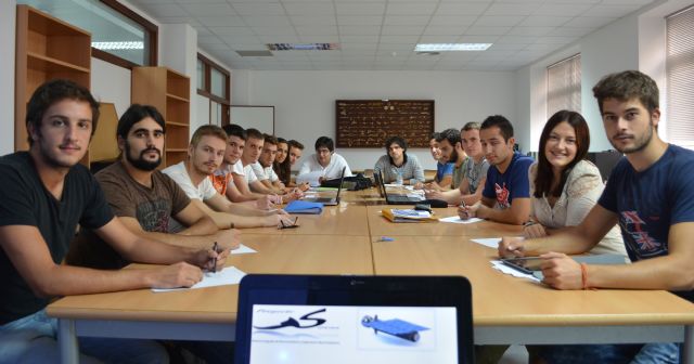 Estudiantes de la UPCT presentan su robot submarino solar en el Congreso nacional de Ingeniería Naval e Industria Marina