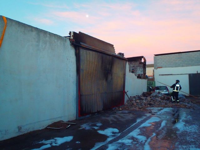 Los Bomberos de Cartagena sofocan un incendio en una nave de motos cercana a Cabezo Beaza