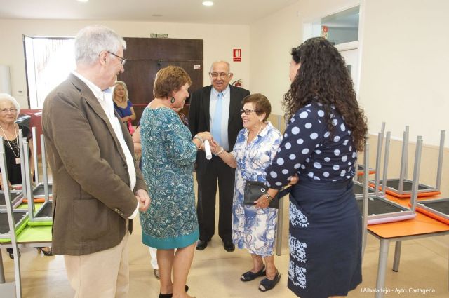 Los alumnos de APICES muestran orgullosos sus trabajos a la alcaldesa