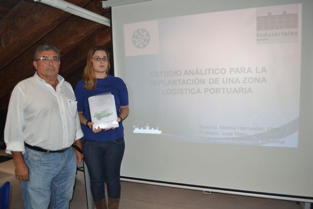 Una estudiante de la UPCT recomienda Los Camachos y Roche para la zona de almacenamiento logístico de Cartagena con y sin macropuerto