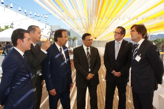 El presidente de SABIC visita el Auditorio El Batel, obra vanguardista que incorpora materiales producidos en Cartagena