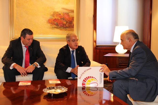 El jefe del Ejecutivo murciano recibe al Mayordomo de Juventud de la Cofradía California de Cartagena