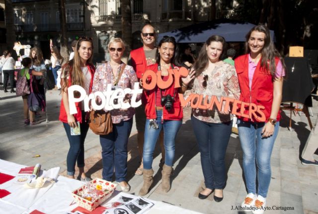 La Plaza San Francisco rejuvenece con el Mercadillo Artesanal y el Encuentro Interasociativo
