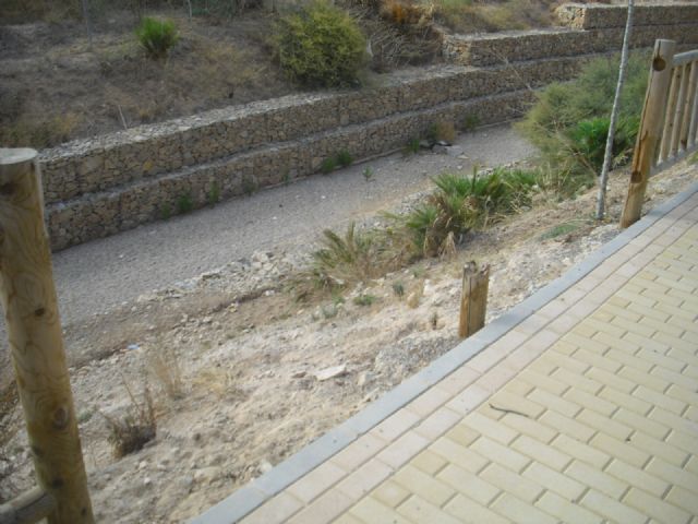 MC denuncia deficiencias en un parque público y una parada de autobús peligrosa en Canteras