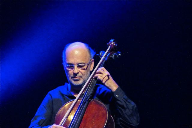 La sofisticación de Jacques Morelenbaum con su 'Cello Samba Trio' y acompañado por su esposa Paula en el Cartagena Jazz Festival