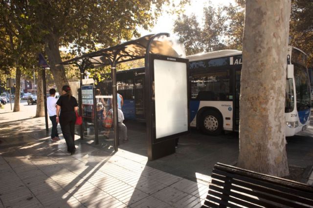 J.S. Mobiliario Urbano mantendrá las marquesinas de autobús y explotará su publicidad