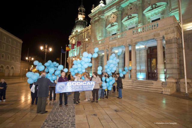 El Palacio Consistorial se iluminó de azul por el Día Mundial de la Diabetes