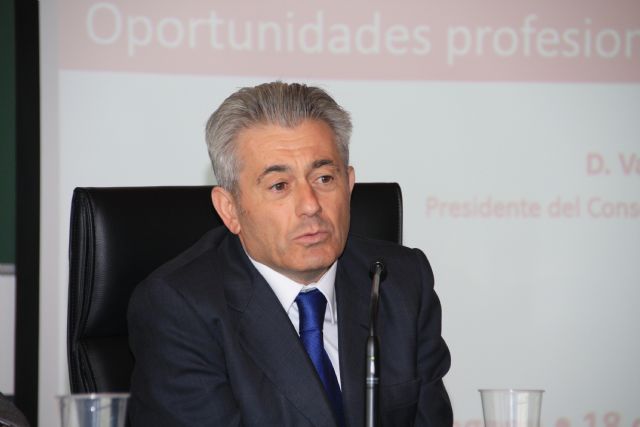 El economista Valentín Pich defiende en la UPCT la presencia de graduados de ADE en el actual momento económico