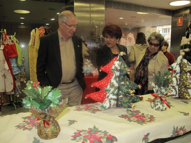 Las Vicencianas venden en su tienda solidaria los trabajos de mujeres en riesgo de exclusión social
