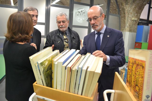 El arquitecto Juan Antonio Molina dona un tercio de su biblioteca a la UPCT