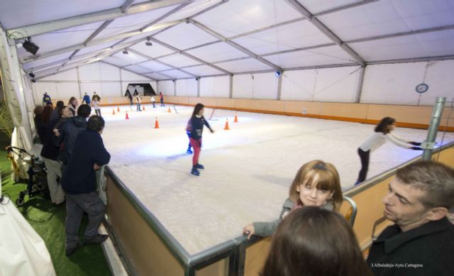 Abierta la pista de hielo con precios populares