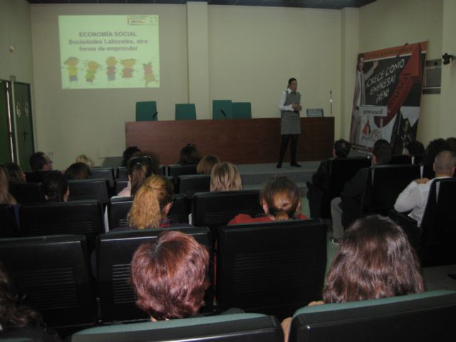 Alumnos del programa de Empleo-Formación de la ADLE se informan la sede de AMUSAL