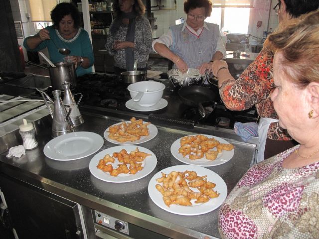 Cuarenta mayores en el taller de Dulces Navideños