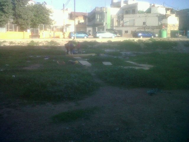 'El ayuntamiento no cumple con la ordenanza de solares en la parcela del futuro Centro de Salud de San Antón'