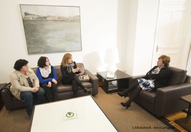 La alcaldesa recibe a la nueva directiva de APANDA