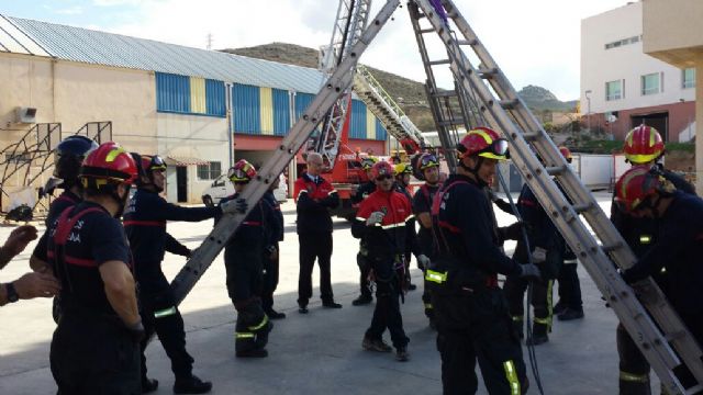 Los Bomberos de Cartagena aprenden técnicas de rescate vertical