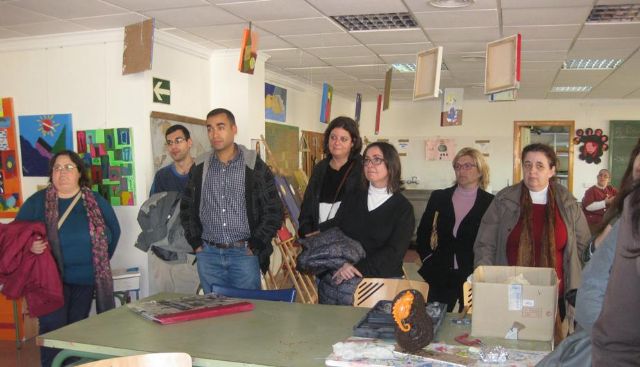 Las visitas a residencias de mayores completan la formación de los alumnos de la ADLE