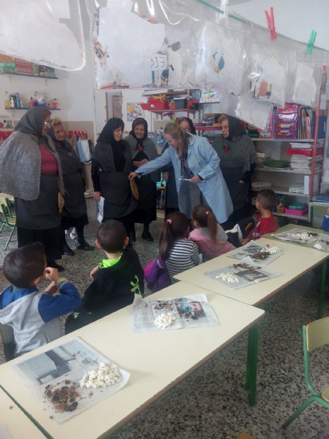 Las castañeras de la barriada Virgen de la Caridad regresan por Navidad