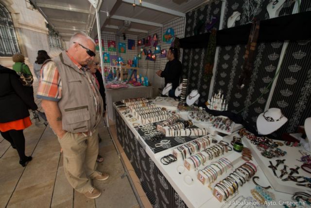 Dulces típicos y regalos se pueden adquirir ya en la Muestra Artesana de Navidad