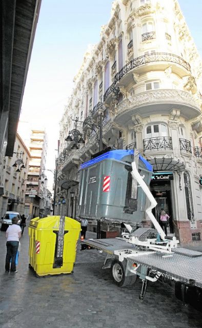 SPCT plantea recoger la basura de zonas muy saturadas de comercios dos veces al día