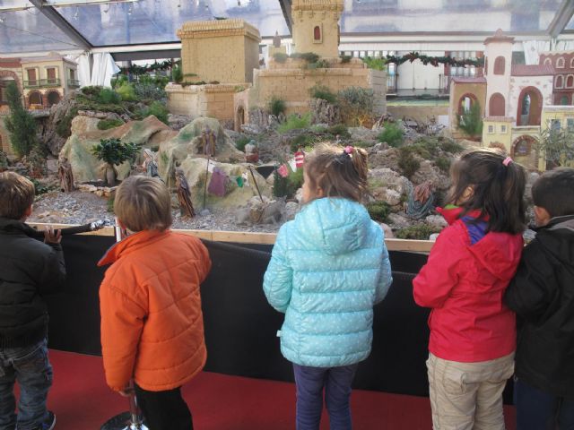 Medio centenar de niños disfrutan de una visita al Belén de la Plaza San Francisco