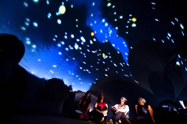 El Avaro Scrooge  y el Planetario abren la navidad en la Muralla Púnica