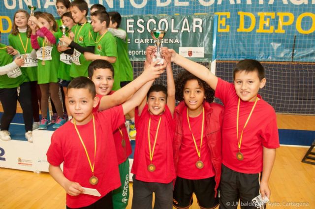 Jugando al Atletismo le pasa el testigo a los benjamines