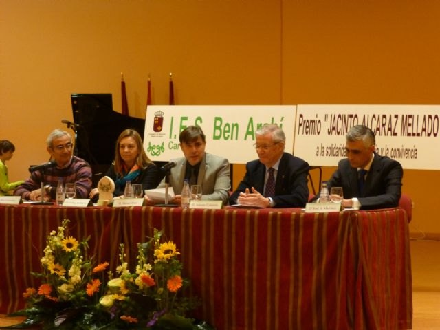 El Instituto de Educación Secundaria Ibn Arabí de Cartagena premia la labor solidaria de la Asociación Cáncer y Vida