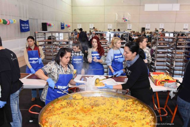 Una gran paella para ayudar a El Salvador