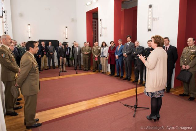 La alcaldesa saluda a los alumnos del XXXV Curso de Defensa Nacional