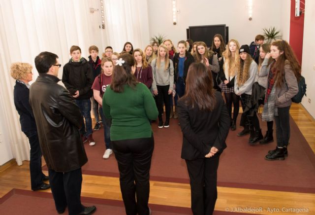 Una veintena de alumnos ingleses visitan el Palacio Consistorial