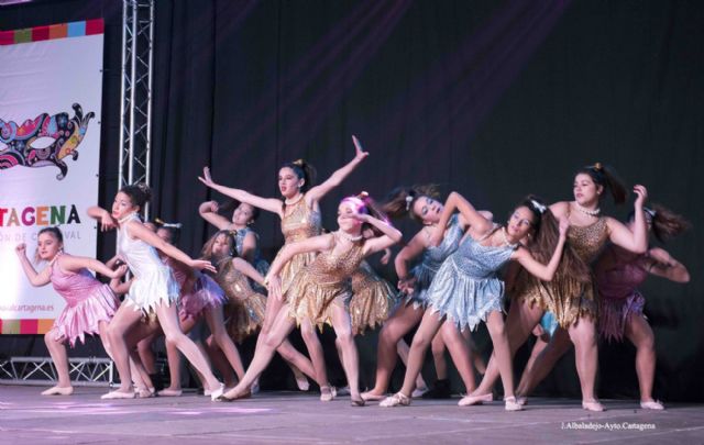 Cristina Díaz se alza como Reina del Carnaval con su fantasía inspirada en el cine