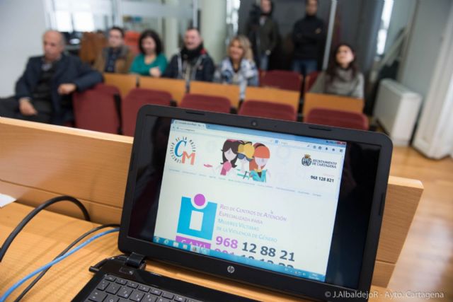 Mujer se acerca a las cartageneras a través de un nuevo portal web