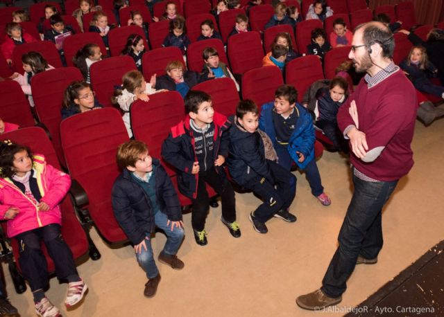 Roberto Aliaga se encuentra con su público en las bibliotecas municipales