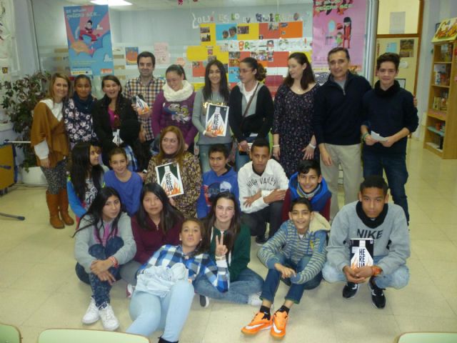 El autor de Herejía se reúne con los integrantes de los Centros Interculturales