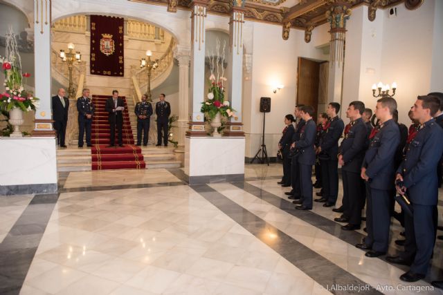 Los alumnos de la Academia General del Aire visitan el Palacio Consistorial cartagenero