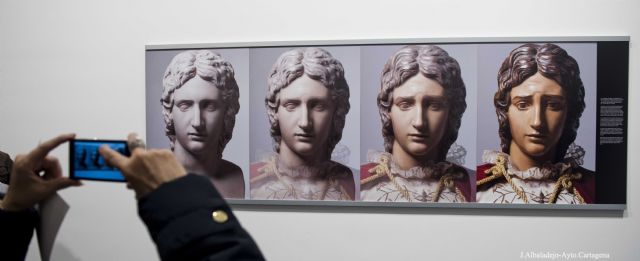 Inaugurada la exposición de Capuz, A Divinis, en el Museo del Teatro Romano