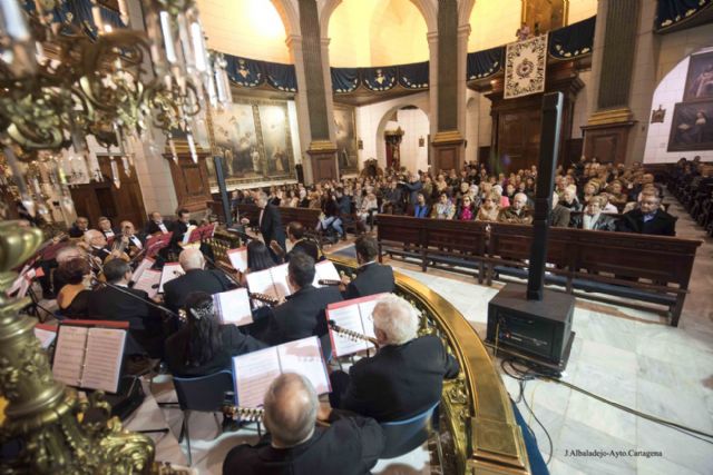 La Orquesta de Pulso y Púa llevó sus Marchas de Semana Santa a la Caridad