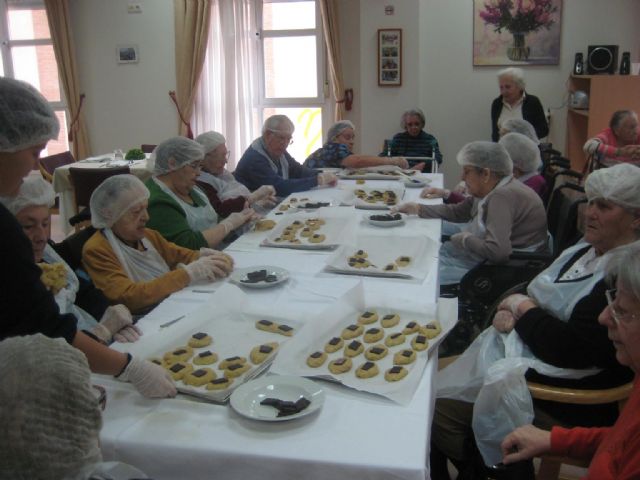 Los mayores de los centros de día elaboran monas para la Semana Santa