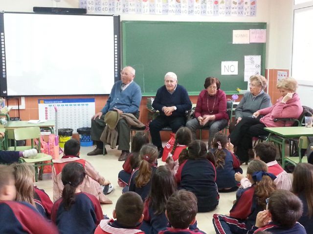 Actividad intergeneracional en el colegio Narval de Santa Ana