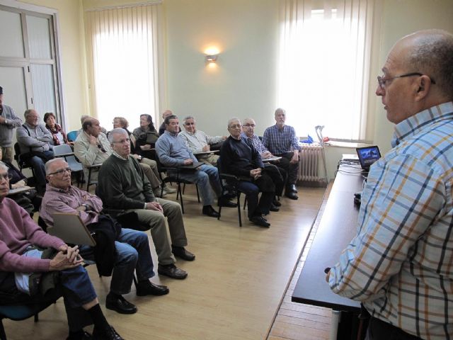 Charla sobre los beneficios del senderismo y sus posibles peligros