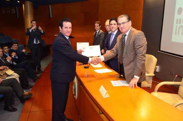 Un doctorando de la Politécnica, premiado por su proyecto de frigorífico para personas con discapacidad