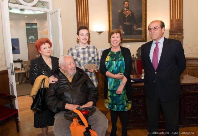 La patronal contra incendios reconoce el mérito del muchacho que salvó a sus abuelos
