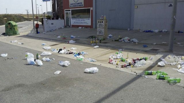 MC denuncia que la entrada del Banco de Alimentos amanece repleta de basura tras un botellón