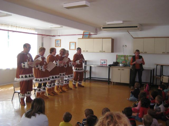 Cuentecitos de Esquimales, nueva actividad intergeneracional de Atención Social