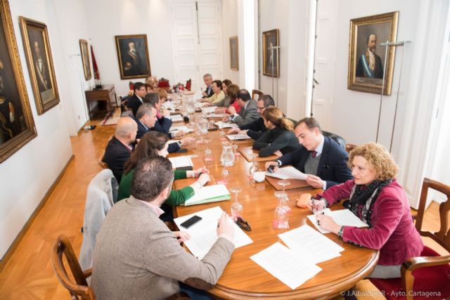 La Junta de Gobierno solicita 60 mil euros para modernizar comercios y mercados municipales