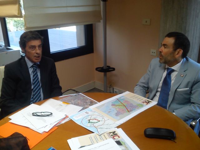 En su visita a la Consejería de fomento, MC confirma que las infraestructuras proyectadas no vertebran la Región