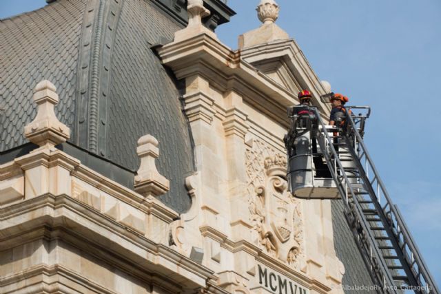 Los bomberos colaboran en la campaña de control de gaviotas